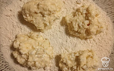 Выложить ложкой небольшие шарики теста в муку и обвалять, придать форму.