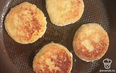 Обжарить сырники на небольшом количестве масла до готовности.