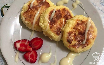 Перед подачей блюдо украшаем сгущенным молоком и клубникой. Получается безумно вкусно.