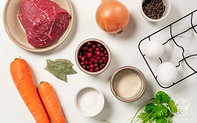 Подготовьте продукты для холодца с морковью. Лук и морковь почистите. Мясо нарежьте на крупные куски. Кинзу мелко порубите. Сварите яйца вкрутую.