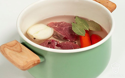 Отварите мясо. Говяжью вырезку положите в кастрюлю. Залейте водой, добавьте к мясу головку лука и морковь. После закипания варите на среднем огне 60 минут до мягкости мяса. За 15 минут до окончания готовки вложите лавровый лист, соль, перец. Желатин разведите водой, оставьте для набухания на 20 минут.