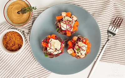 Переверните холодец с морковью из форм на сервировочное блюдо. Подавайте с горчицей.