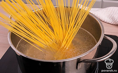 Налейте в кастрюлю воду. Посолите ее и добавьте растительное масло. Отварите спагетти до готовности согласно инструкции на упаковке.