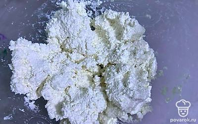 Смешиваем творог, манную крупу и сахар. Оставляем минут на 10, чтобы манная крупа набухла. По желанию, можно добавить чайную ложку ванили.