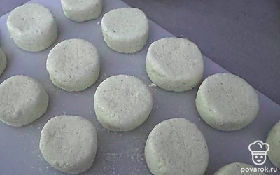 Формируем сырники. В качестве панировки также используем муку. Я помогаю себе придать хорошую форму заготовкам при помощи боковины ножа.