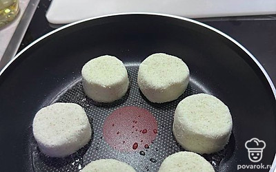 На среднем огне обжариваем сырники до золотистого цвета с двух сторон.
