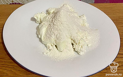 Далее добавляем к творогу со сметаной муку и сахар. Тщательно перемешиваем до состояния однородной массы.