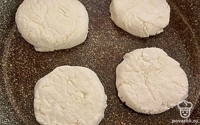 Формируем сырники и выкладываем их на предварительно смазанную подсолнечным маслом сковородку. Обжариваем с одной стороны до золотистой корочки в течение 4 минут на среднем огне.