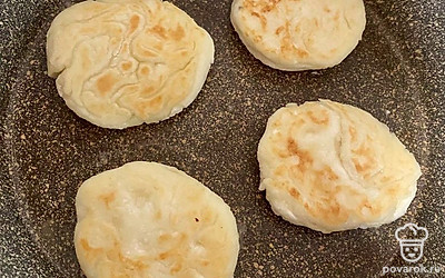 Обжариваем с другой стороны сырники в течение 4 минут. Готово!