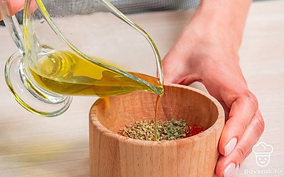 Приготовьте смесь специй. В деревянной ступке растолките зиру и кориандр. Добавьте к ним чабрец, орегано, майоран, острый перец и паприку, влейте оливковое масло, хорошо все перемешайте и дайте настояться 20-30 минут.