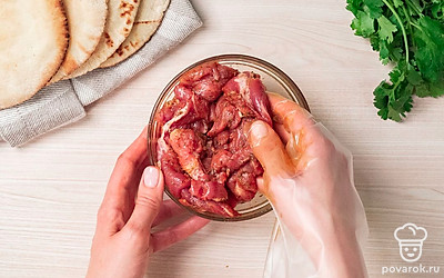 Замаринуйте мясо. Свинину нарежьте большими плоскими кусками, добавьте к ней смесь специй с оливковым маслом и вотрите специи в кусочки мяса. Емкость со свининой накройте пищевой пленкой и оставьте пропитываться специями и маслом на 1,5 часа.