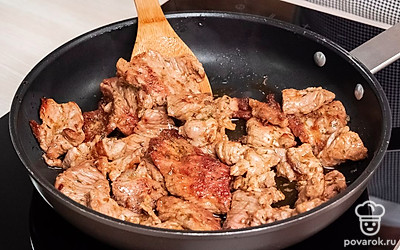 Приготовьте начинку. На среднем огне разогрейте сухую сковороду и обжарьте свинину с каждой стороны до румяной корочки. Готовое мясо переложите на разделочную доску, дайте немного остыть и нарежьте длинными тонкими кусочками. Чистые помидоры нарежьте кубиками, очищенный от шелухи лук нашинкуйте полукольцами, а зелень кинзы измельчите ножом.