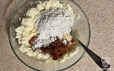 В полученную массу добавляем 5 столовых ложек муки, разрыхлитель теста, изюм. Все хорошо перемешиваем.