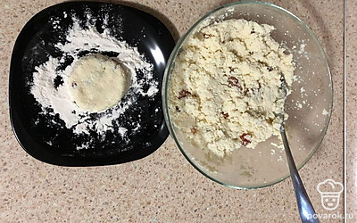 Из полученной массы формируем сырники. Панируем в муке.