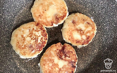 Жарим сырники до золотистой корочки на разогретой сковороде с растительным маслом.