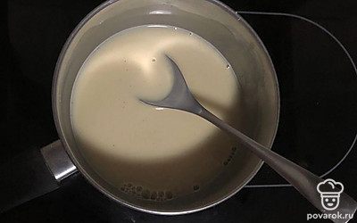 Пока жарятся сырники, готовим ванильный соус. Содержимое пакетика ванильного соуса соединяем с миндальном молоком, 1 столовой ложкой сахара. Тщательно перемешиваем, до исчезновения комочков. Смесь доводим до кипения и варим 1 минуту, непрерывно помешивая. Полученный соус охлаждаем.