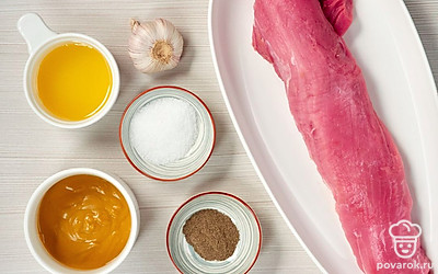 Подготовьте продукты для балыка из свинины. Мясо помойте, обсушите. Удалите жир и пленки. Чеснок почистите, пропустите через пресс. Совет: Для приготовления балыка из свинины лучше взять горчицу без зернышек.