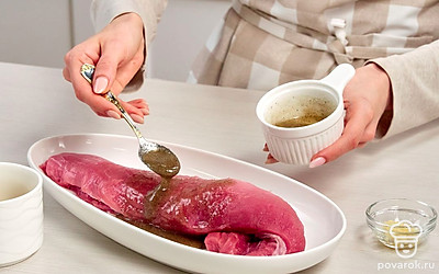 Замаринуйте свиное мясо. Смешайте соль, перец, мед. Вырезку или корейку натрите со всех сторон этой смесью. Уберите в холодильник на 2-4 часа, а лучше на ночь.