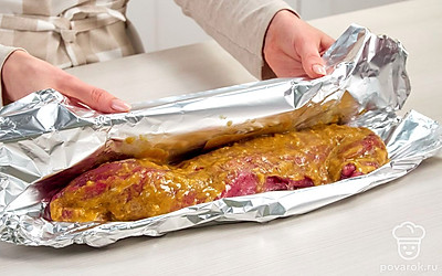 Запеките балык из свинины в духовке. Соедините горчицу и чеснок. Обмажьте замаринованный кусок мяса, затем заверните его в фольгу. Духовку разогрейте до 200-210 градусов. Запекайте 1 час. После этого, развернув фольгу, проверьте вилкой, готов ли деликатес. Если сок вытекает, запекайте еще 30-40 минут.