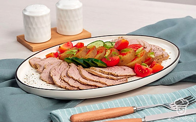 Перед подачей остудите балык из свинины, нарежьте тонкими пластиками. Подавайте с отварным картофелем и салатом из свежих овощей.