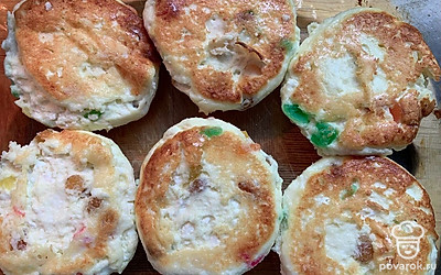 Сырники в духовке с цукатами и изюмом на рисовой муке без сахара — Рецепт с фото