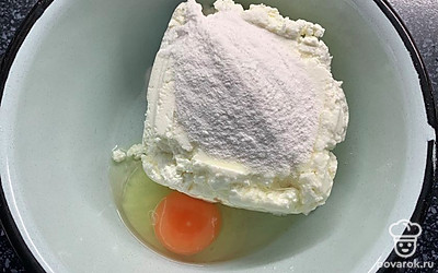 Соединить творог, рисовую муку, яйцо и соль.