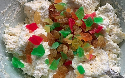 Добавить пропаренный изюм и цукаты.