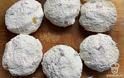 Сформировать сырники. Выложить в смазанную форму. Отправить в духовку на 30-35 минут при 180 градусах.