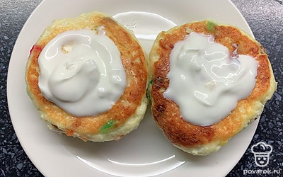 Подавать порционно, со сметаной.