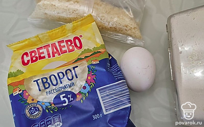 Для начала подготовьте необходимые продукты. Сыр либо сразу возьмите натертый, либо натрите на крупной терке. 