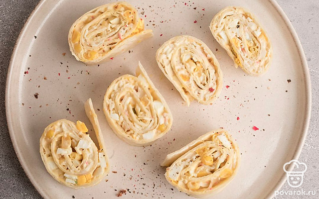 Лаваш с яйцами крабовыми палочками и кукурузой — Рецепт с фото