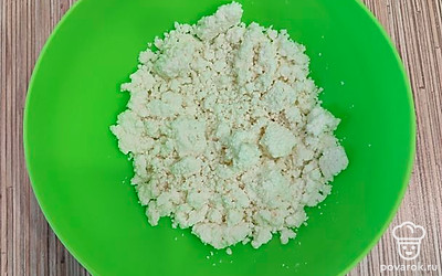 Приготовить все необходимые ингредиенты: творог, яйцо, сахар, манную крупу, муку для обвалки, растительное масло для жарки. В глубокую емкость поместить творог, размять вилкой.