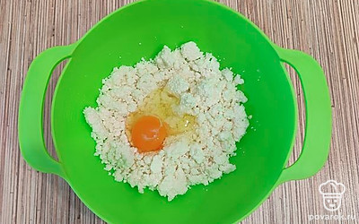 Вбить одно яйцо.