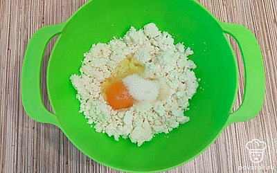 Добавить 0,5 столовые ложки сахара.