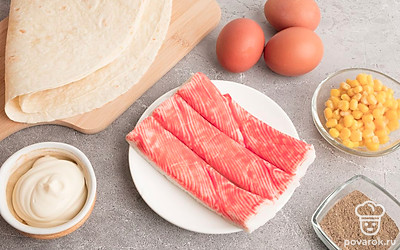 Подготовьте все ингредиенты. Заранее отварите яйца и очистите крабовые палочки.