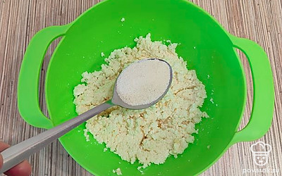 Добавить 1 столовую ложку манной крупы. Вновь перемешать и оставить на 15 минут, чтобы манная крупа впитала всю влагу и разбухла. 