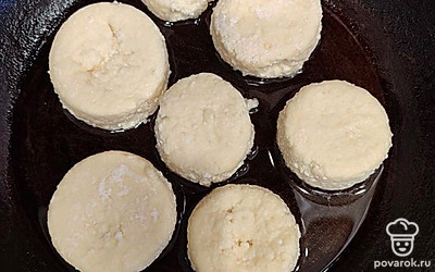 Нагреть сковороду с растительным маслом, аккуратно выложить сырники. Готовить до румяной корочки с двух сторон.