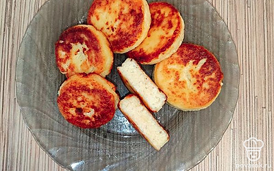 Выложить сырники на красивую тарелочку и подавать с вареньем, медом или со сгущенкой. 