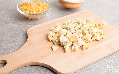 Вареные яйца нарежьте небольшими кубиками.