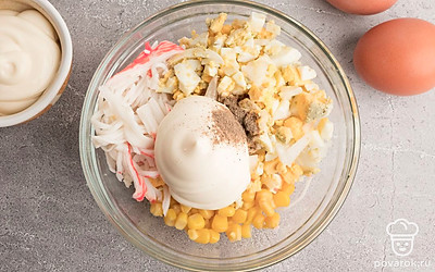 Разделите крабовые палочки на полоски. В подходящую емкость выложите крабовые палочки, яйца, кукурузу. Добавьте майонез, поперчите на свой вкус и смешайте до однородности.