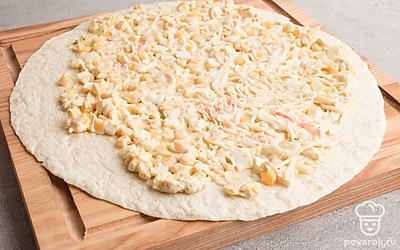 Лаваш смажьте полученной смесью, отступая от края примерно 1 см.