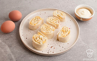 Лаваш с яйцами, крабовыми палочками и кукурузой выложите на тарелку и украсьте на свой вкус. Приятного аппетита!