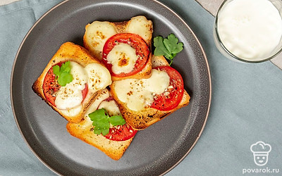 Подавайте горячие тосты к столу сразу же после приготовления, пока сыр еще мягкий и тянущийся. Посыпьте тосты укропом и петрушкой.