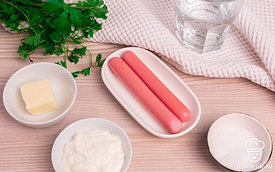 Выложите все ингредиенты на стол для удобства приготовления. Зелень помойте.