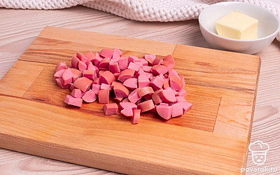 Сосиски нарежьте кубиком.