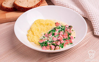 Подавайте сосиски в сметанном соусе на стол. В качестве гарнира можно сделать картофельное пюре.