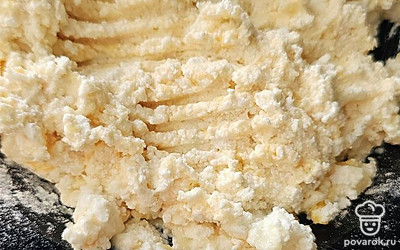 Творог, сахар, муку и яйцо соедините. Хорошо перемешайте. 