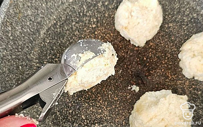 Сформируйте сырники. Я делаю это с помощью ложки для мороженого.