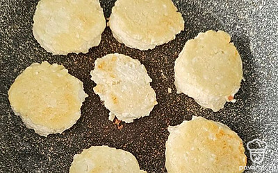 В сковороду налейте растительное масло, обжарьте с двух сторон до золотистой корочки (примерно 5 минут).