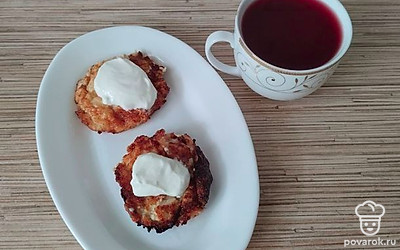 Сырники можно подать со сметаной.